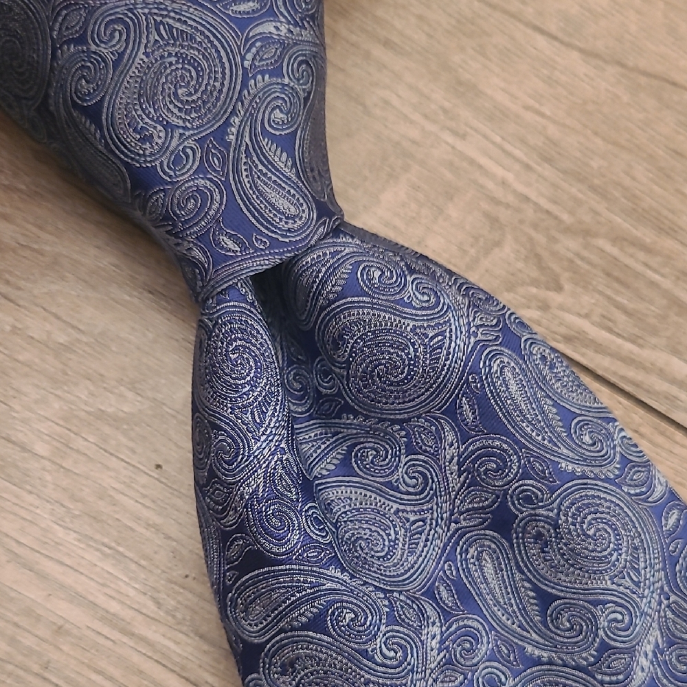 MASSIMO BIZZOCCHI Italy Metallic Blue Silver Paisley Pattern Mens Silk Tie‎